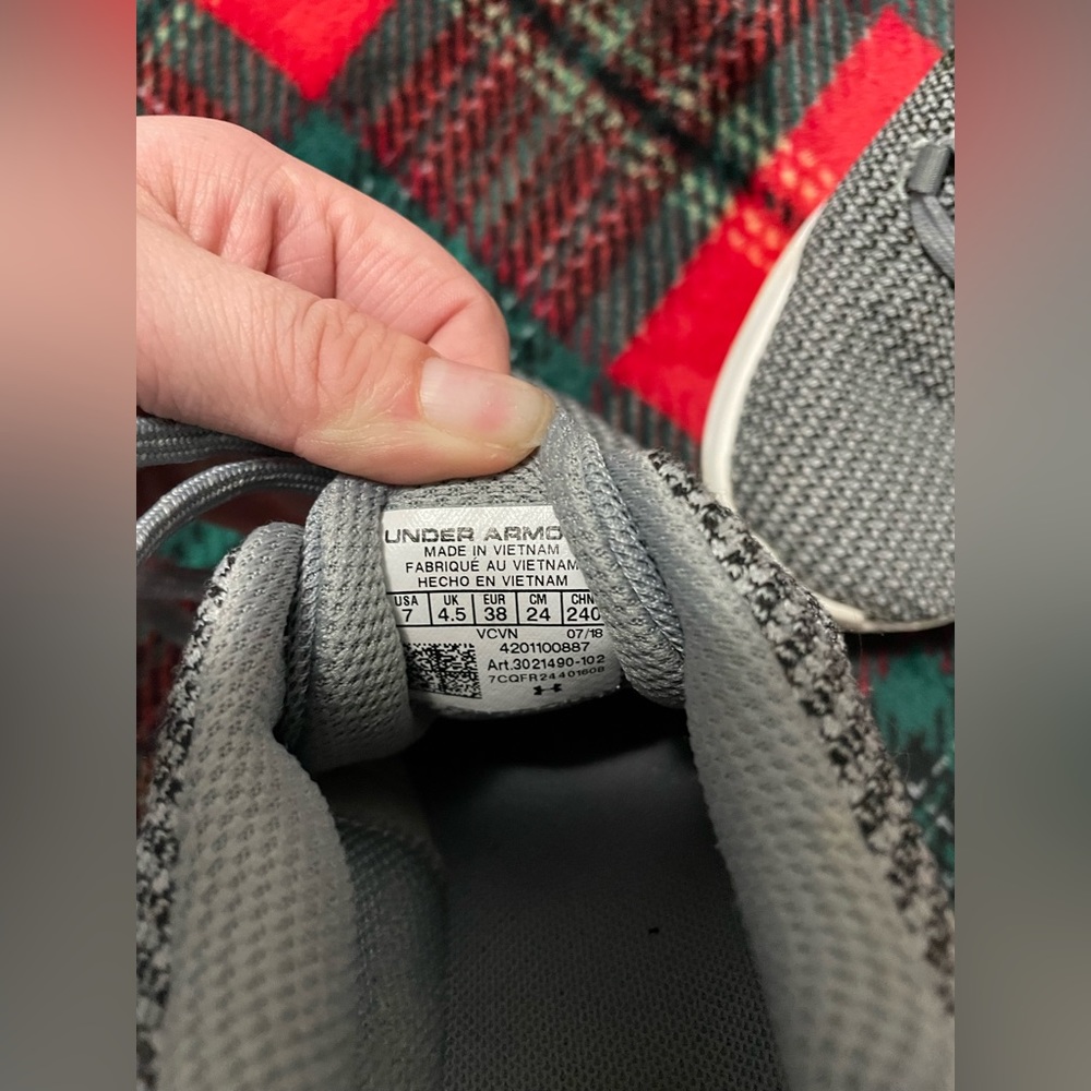 ‼️SOLD‼️ like new under armor athletic shoes - Picture 4 of 4